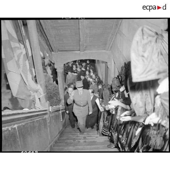 Le général de Gaulle, en visite à Mulhouse, est accueilli à l'hôtel de ville.