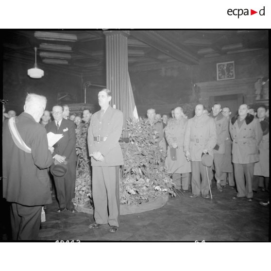 Le général de Gaulle, en visite à Mulhouse, est accueilli à l'hôtel de ville par le maire Auguste Wicky.