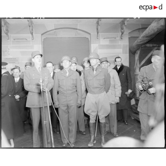 En visite à Saverne, le général de Gaulle prononce un discours.