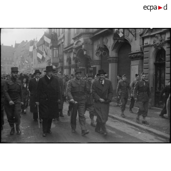 Le général d'armée Jean de Lattre de Tassigny, commandant la 1re armée, se trouve dans une rue de Colmar. A sa droite, Jacques Fonlupt dit Jacques Fonlupt-Espéraber, préfet régional d'Alsace et député du Haut-Rhin.