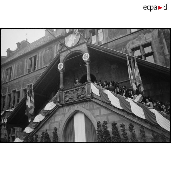 Sur le perron de l'hôtel de ville de Mulhouse, le général de Gaulle prononce un discours devant la foule venue assister à la cérémonie.