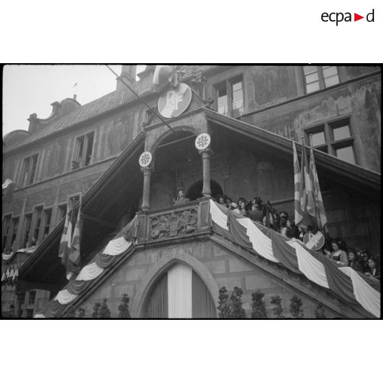 Sur le perron de l'hôtel de ville de Mulhouse, le général de Gaulle prononce un discours devant la foule venue assister à la cérémonie.