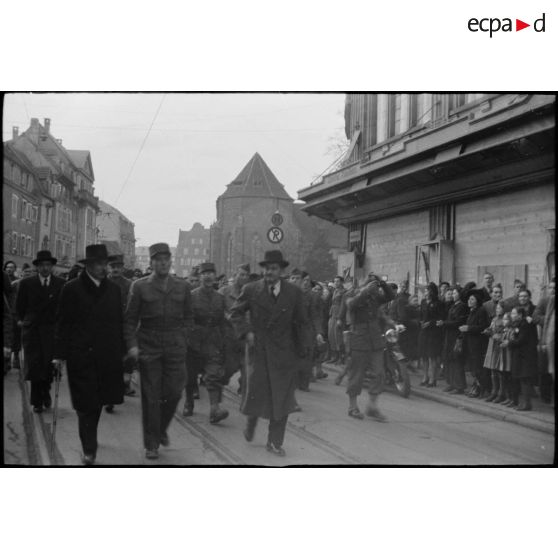 Le général d'armée Jean de Lattre de Tassigny, commandant la 1re armée, se trouve dans une rue de Colmar. A sa droite, Jacques Fonlupt dit Jacques Fonlupt-Espéraber, préfet régional d'Alsace et député du Haut-Rhin.