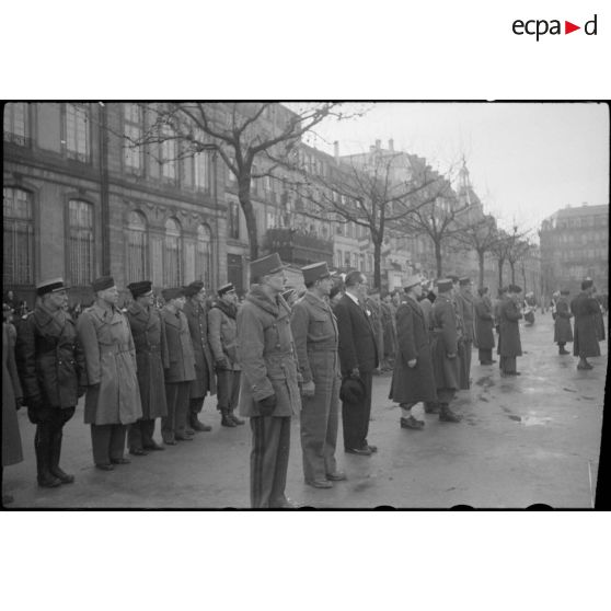 Les autorités sont sur les rangs lors de la cérémonie présidée par le général de Gaulle lors de sa visite à Strasbourg.