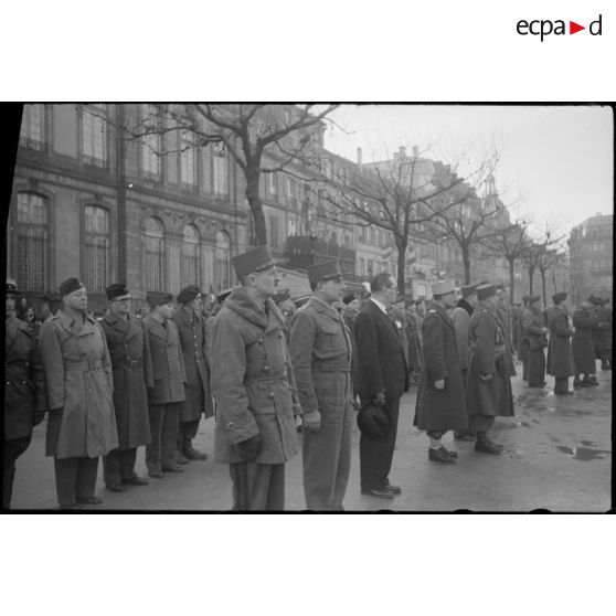 Les autorités sont sur les rangs lors de la cérémonie présidée par le général de Gaulle lors de sa visite à Strasbourg.
