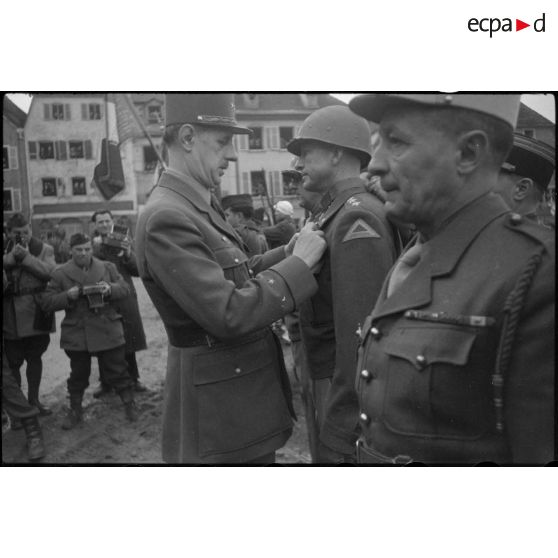 Lors de sa visite à Saverne, au cours d'une cérémonie, le général de Gaulle remet les insignes de commandeur de la Légion d'honneur et la croix de Guerre au lieutenant général américain Alexander Patch, commandant la 7e armée.