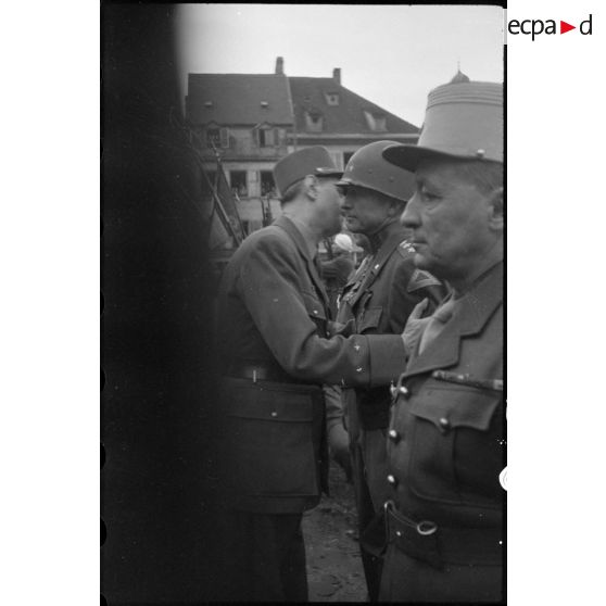 Lors de sa visite à Saverne, au cours d'une cérémonie, le général de Gaulle congratule le lieutenant général américain Alexander Patch, commandant la 7e armée, après l'avoir décoré.
