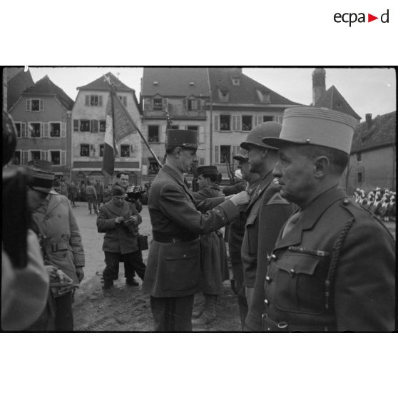 Lors de sa visite à Saverne, au cours d'une cérémonie, le général de Gaulle remet les insignes de grand-officier de la Légion d'honneur et la croix de Guerre au lieutenant général américain Jacob Devers, commandant le 6e groupe d'armées,