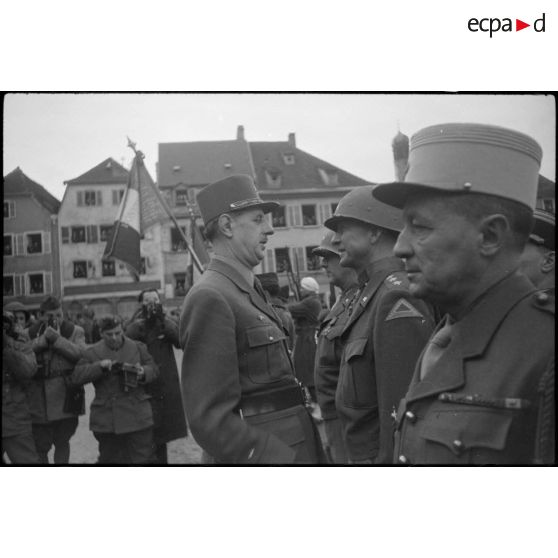 Lors de sa visite à Saverne, au cours d'une cérémonie, le général de Gaulle remet les insignes de commandeur de la Légion d'honneur et la croix de Guerre au lieutenant général américain Alexander Patch, commandant la 7e armée.