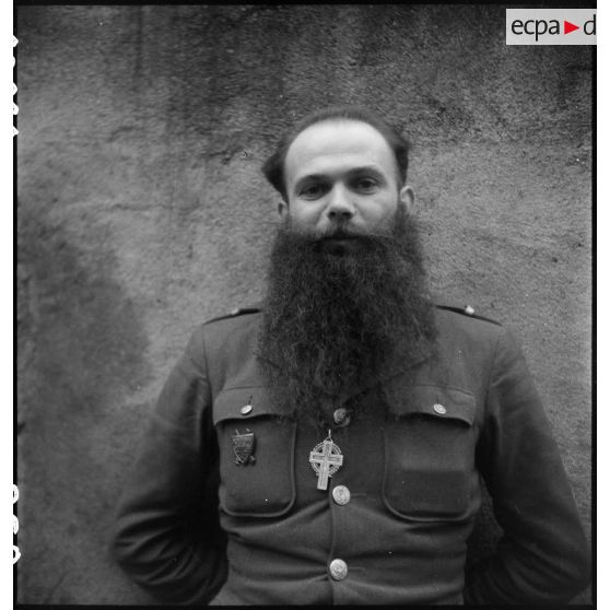 Père Gaume, aumonier du 64e RADB [description provisoire]