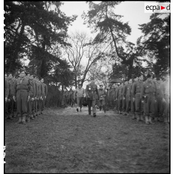 Cérémonie militaire à Niedernai (Bas-Rhin). [description provisoire]