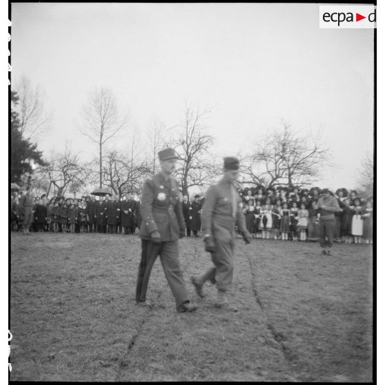Cérémonie militaire à Niedernai (Bas-Rhin). [description provisoire]