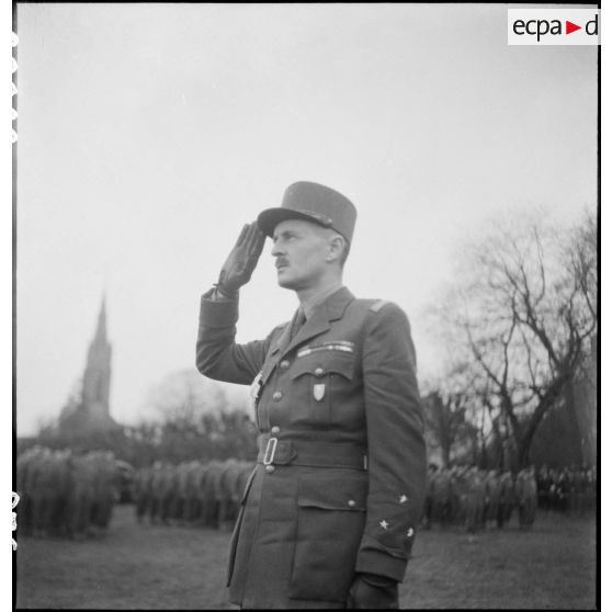Cérémonie militaire à Niedernai (Bas-Rhin). [description provisoire]