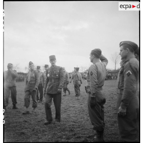 Cérémonie militaire à Niedernai (Bas-Rhin). [description provisoire]