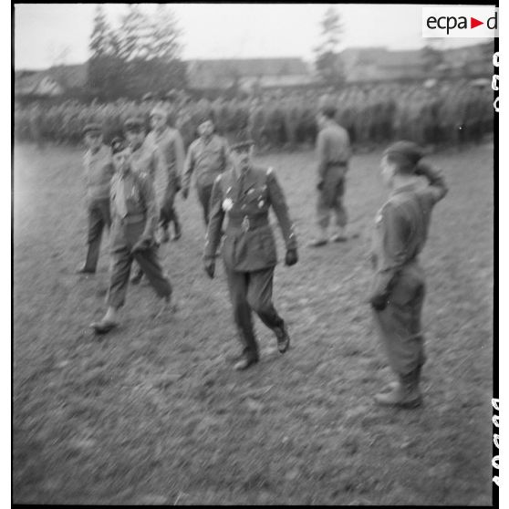 Cérémonie militaire à Niedernai (Bas-Rhin). [description provisoire]