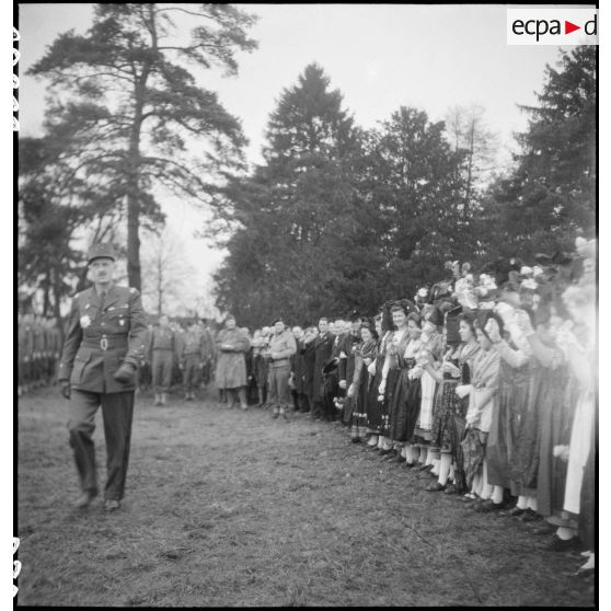 Cérémonie militaire à Niedernai (Bas-Rhin). [description provisoire]