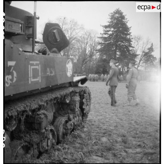 Cérémonie militaire à Niedernai (Bas-Rhin). [description provisoire]