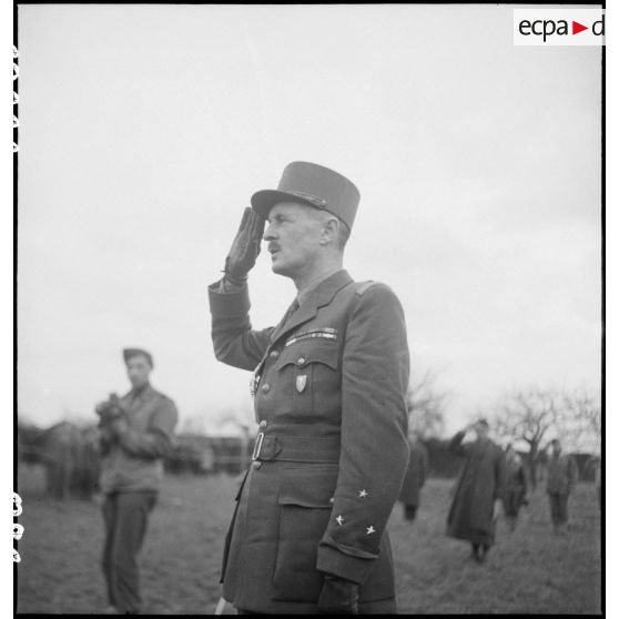 Cérémonie militaire à Niedernai (Bas-Rhin). [description provisoire]