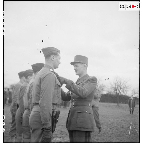 Cérémonie militaire à Niedernai (Bas-Rhin). [description provisoire]