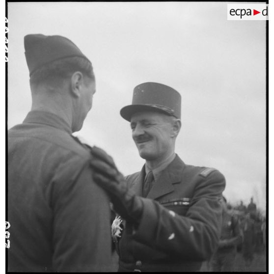 Cérémonie militaire à Niedernai (Bas-Rhin). [description provisoire]