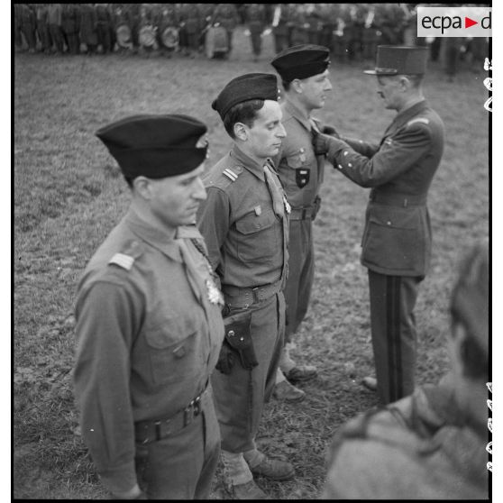 Cérémonie militaire à Niedernai (Bas-Rhin). [description provisoire]