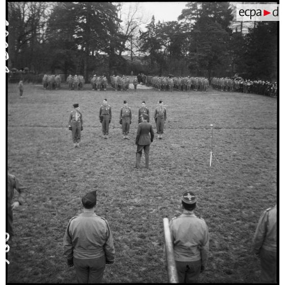 Cérémonie militaire à Niedernai (Bas-Rhin). [description provisoire]