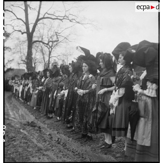 Cérémonie militaire à Niedernai (Bas-Rhin). [description provisoire]