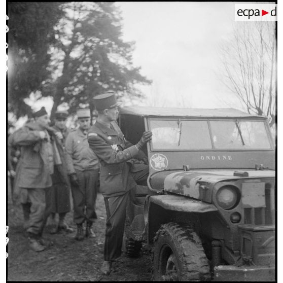Cérémonie militaire à Niedernai (Bas-Rhin). [description provisoire]