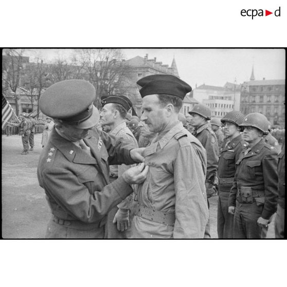 Bataille d'Alsace : Cérémonie franco-américaine dans Colmar libérée. (11/13) [description provisoire]