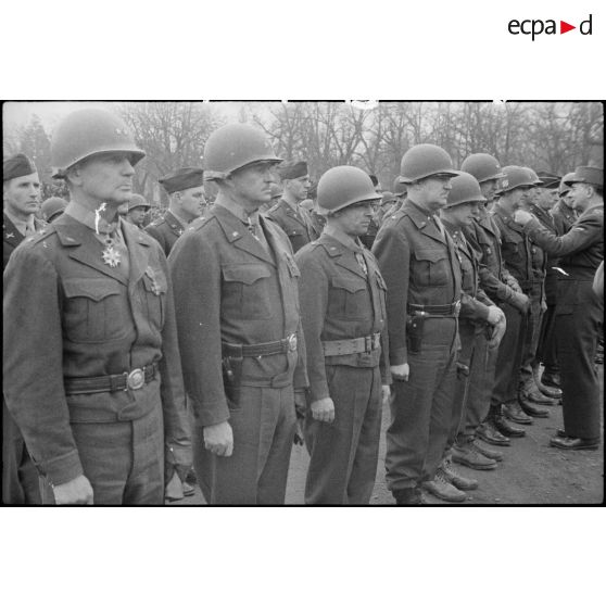 Bataille d'Alsace : Cérémonie franco-américaine dans Colmar libérée. (11/13) [description provisoire]