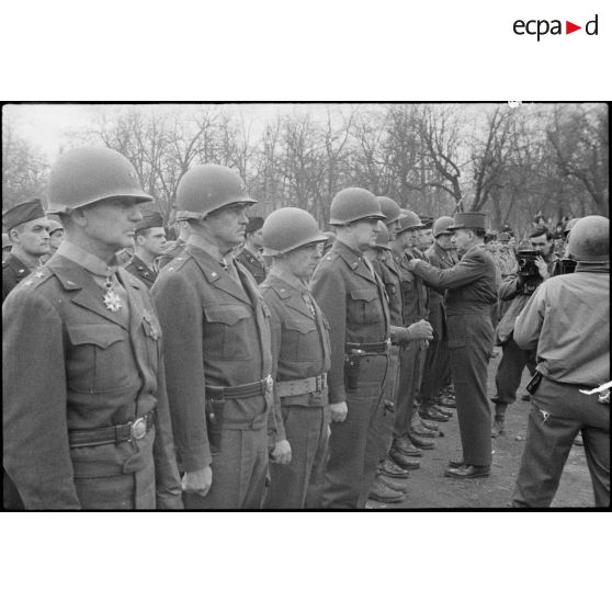 Bataille d'Alsace : Cérémonie franco-américaine dans Colmar libérée. (11/13) [description provisoire]