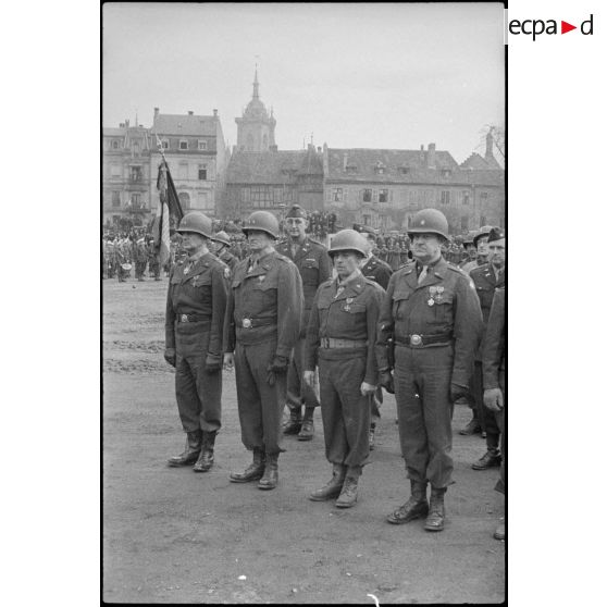 Bataille d'Alsace : Cérémonie franco-américaine dans Colmar libérée. (11/13) [description provisoire]