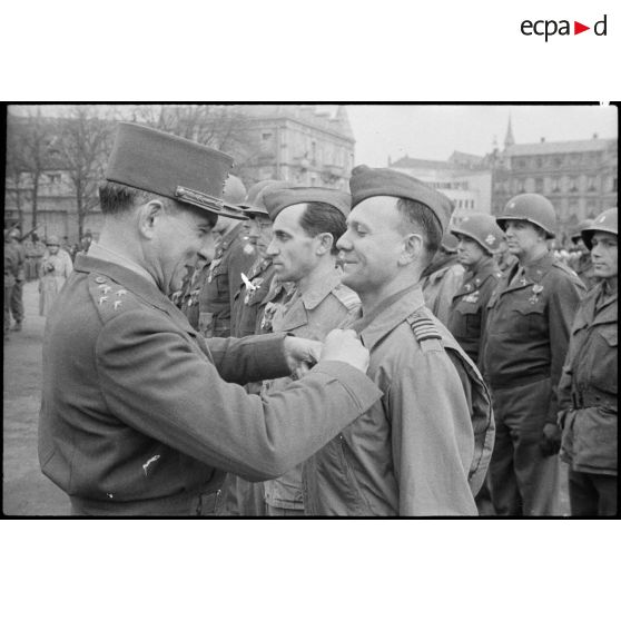 Bataille d'Alsace : Cérémonie franco-américaine dans Colmar libérée. (11/13) [description provisoire]