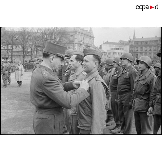 Bataille d'Alsace : Cérémonie franco-américaine dans Colmar libérée. (11/13) [description provisoire]