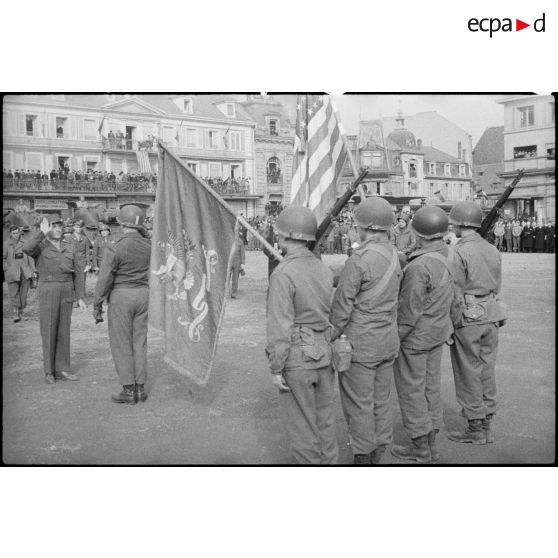 Bataille d'Alsace : Cérémonie franco-américaine dans Colmar libérée. (11/13) [description provisoire]