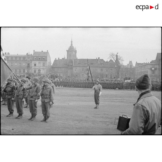 Bataille d'Alsace : Cérémonie franco-américaine dans Colmar libérée. (11/13) [description provisoire]