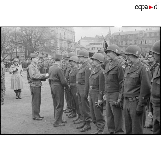 Bataille d'Alsace : Cérémonie franco-américaine dans Colmar libérée. (11/13) [description provisoire]