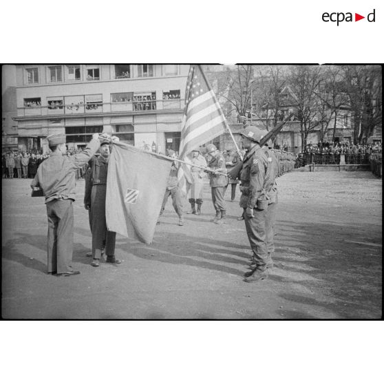 Bataille d'Alsace : Cérémonie franco-américaine dans Colmar libérée. (11/13) [description provisoire]