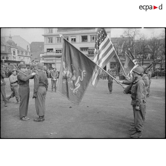 Bataille d'Alsace : Cérémonie franco-américaine dans Colmar libérée. (11/13) [description provisoire]