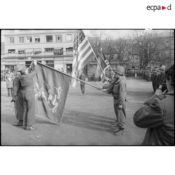 Bataille d'Alsace : Cérémonie franco-américaine dans Colmar libérée. (11/13) [description provisoire]
