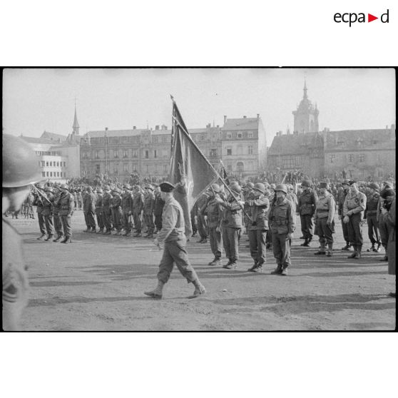 Bataille d'Alsace : Cérémonie franco-américaine dans Colmar libérée. (11/13) [description provisoire]