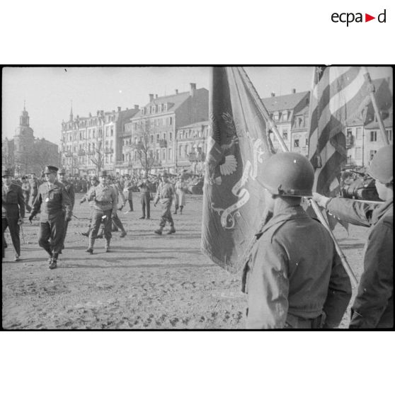 Bataille d'Alsace : Cérémonie franco-américaine dans Colmar libérée. (11/13) [description provisoire]