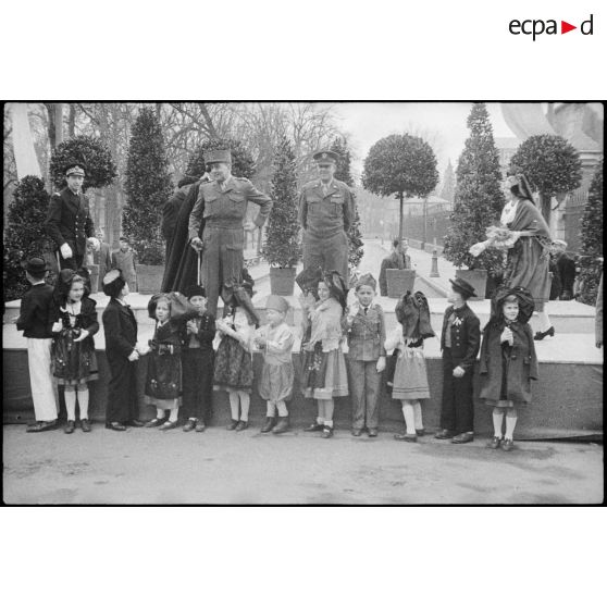 Bataille d'Alsace : Cérémonie franco-américaine dans Colmar libérée. (11/13) [description provisoire]