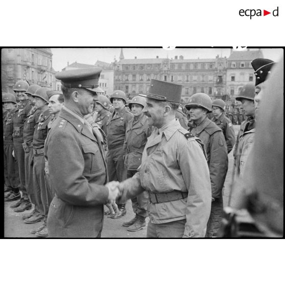 Bataille d'Alsace : Cérémonie franco-américaine dans Colmar libérée. (11/13) [description provisoire]