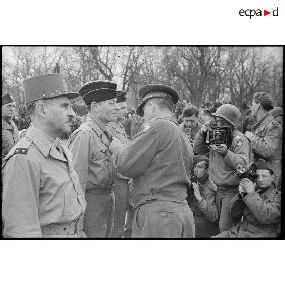 Bataille d'Alsace : Cérémonie franco-américaine dans Colmar libérée. (11/13) [description provisoire]