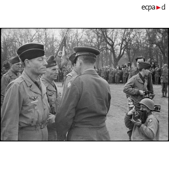 Bataille d'Alsace : Cérémonie franco-américaine dans Colmar libérée. (11/13) [description provisoire]