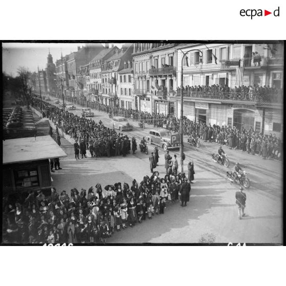 Bataille d'Alsace : Cérémonie franco-américaine dans Colmar libérée. (12/13) [description provisoire]