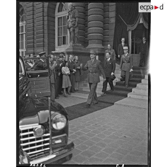 Bataille d'Alsace : Cérémonie franco-américaine dans Colmar libérée. (12/13) [description provisoire]