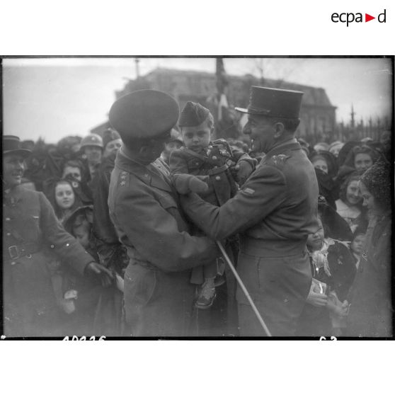 Bataille d'Alsace : Cérémonie franco-américaine dans Colmar libérée. (12/13) [description provisoire]