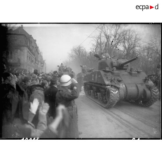 Bataille d'Alsace : Cérémonie franco-américaine dans Colmar libérée. (12/13) [description provisoire]